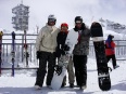 Wisi und ein Tourist, der mit Snowboardern aufs Bild wollte sowie Patrick am Salomon Team Meeting in Engelberg